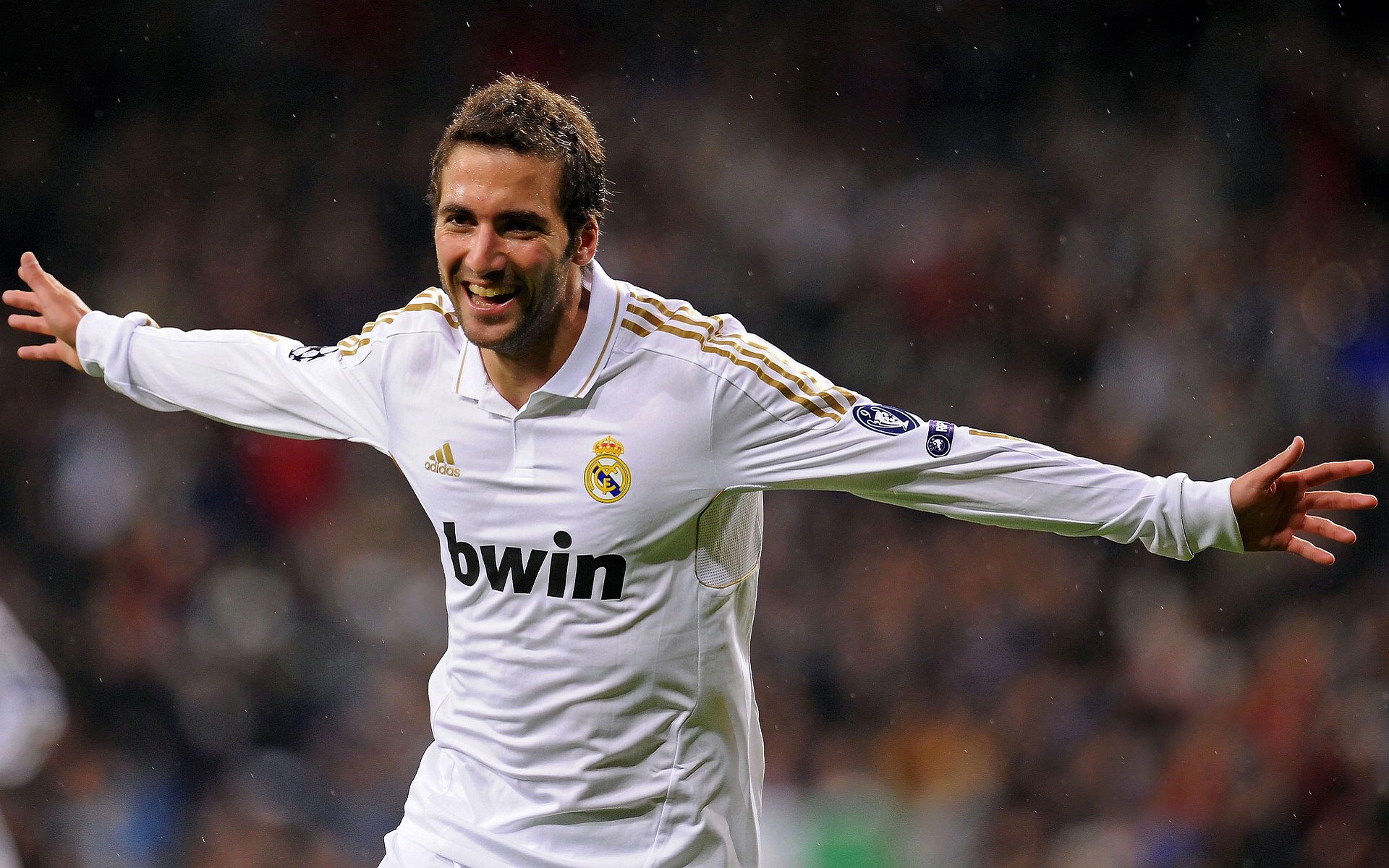 热那亚足球俱乐部近期在比赛中表现火热，热那亚足球俱乐部老板