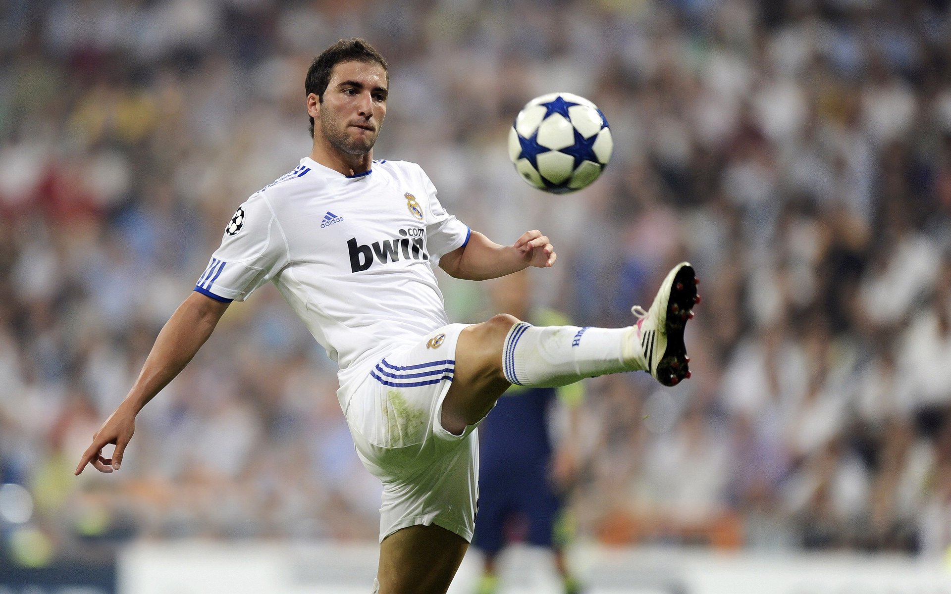 足球博主分享国足热身分析引发广泛讨论，国足热身赛2021