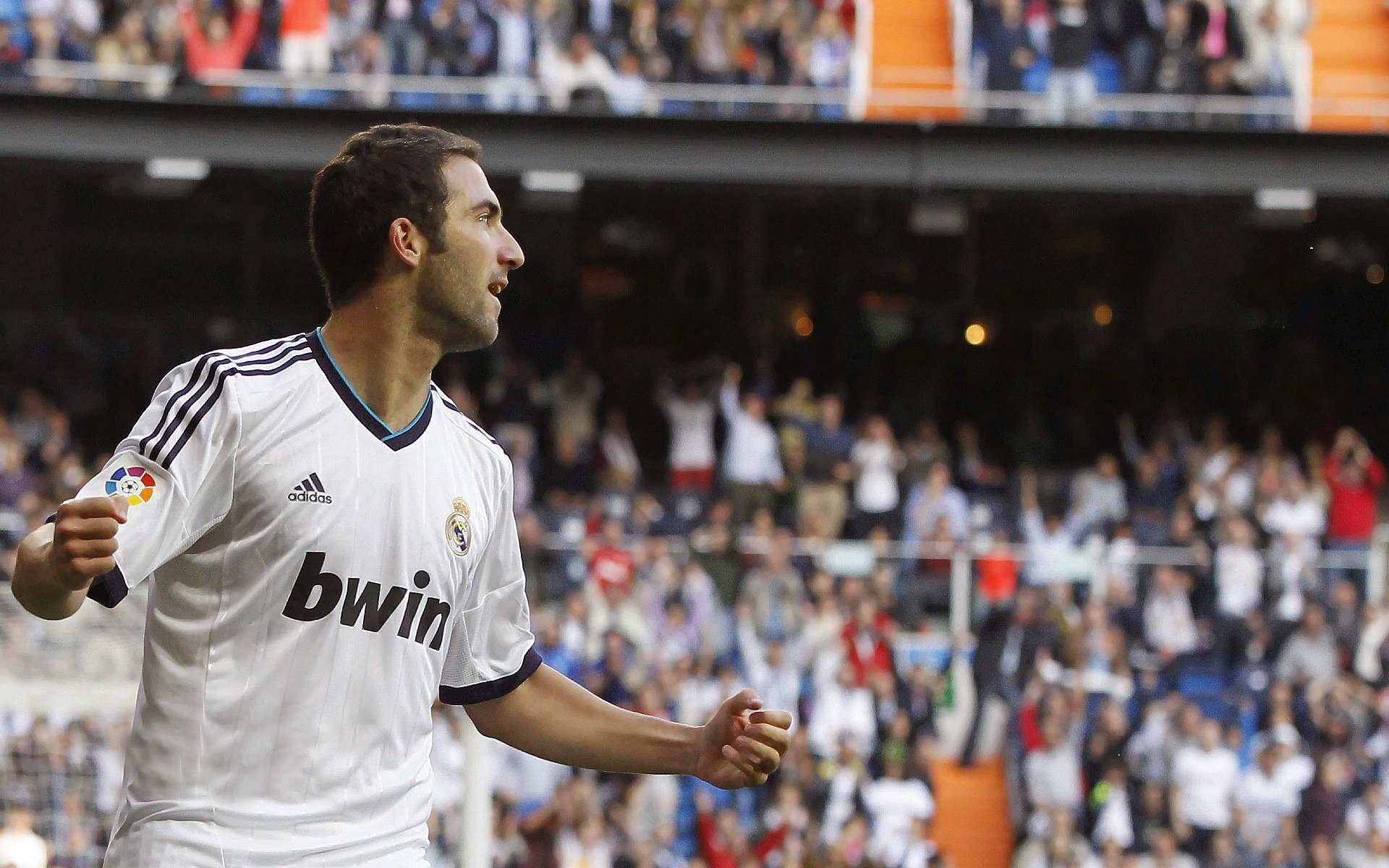 精彩足球比赛中球队展现出强大实力，精彩纷呈的足球比赛